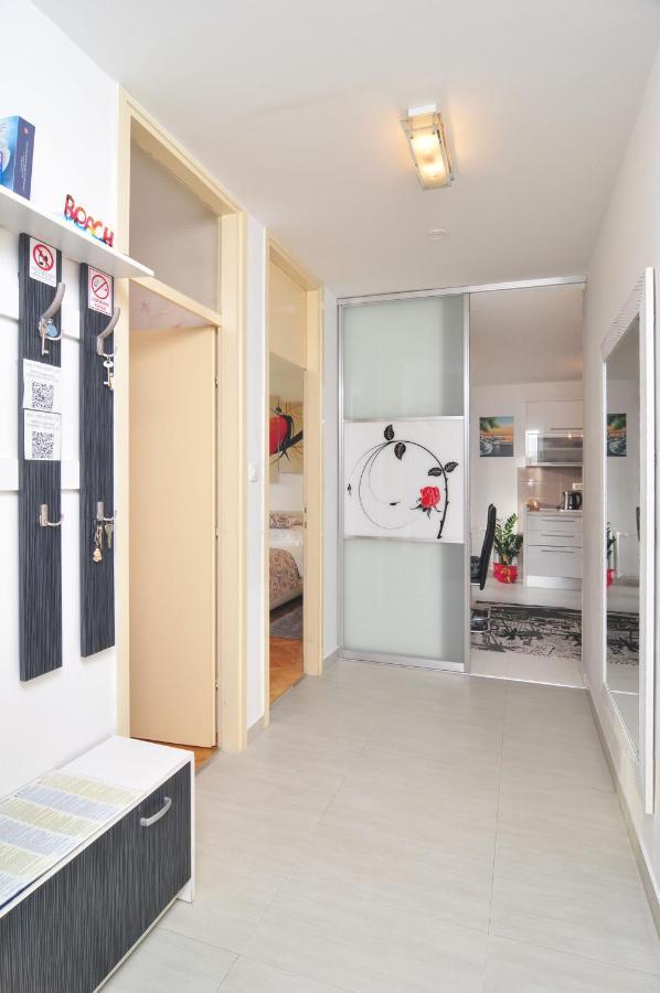 Full Equipped Flat Close To All Split Eksteriør bilde